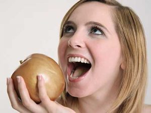 implantat-zubeissen-apfel-esen-180419085429